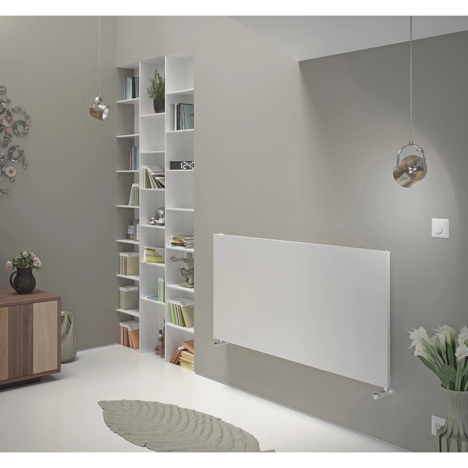 Weißer Ximax Raumheizkörper P1 Plan Horizontal (595x1200 mm, 609 Watt) an grauer Wand im Wohnraum.