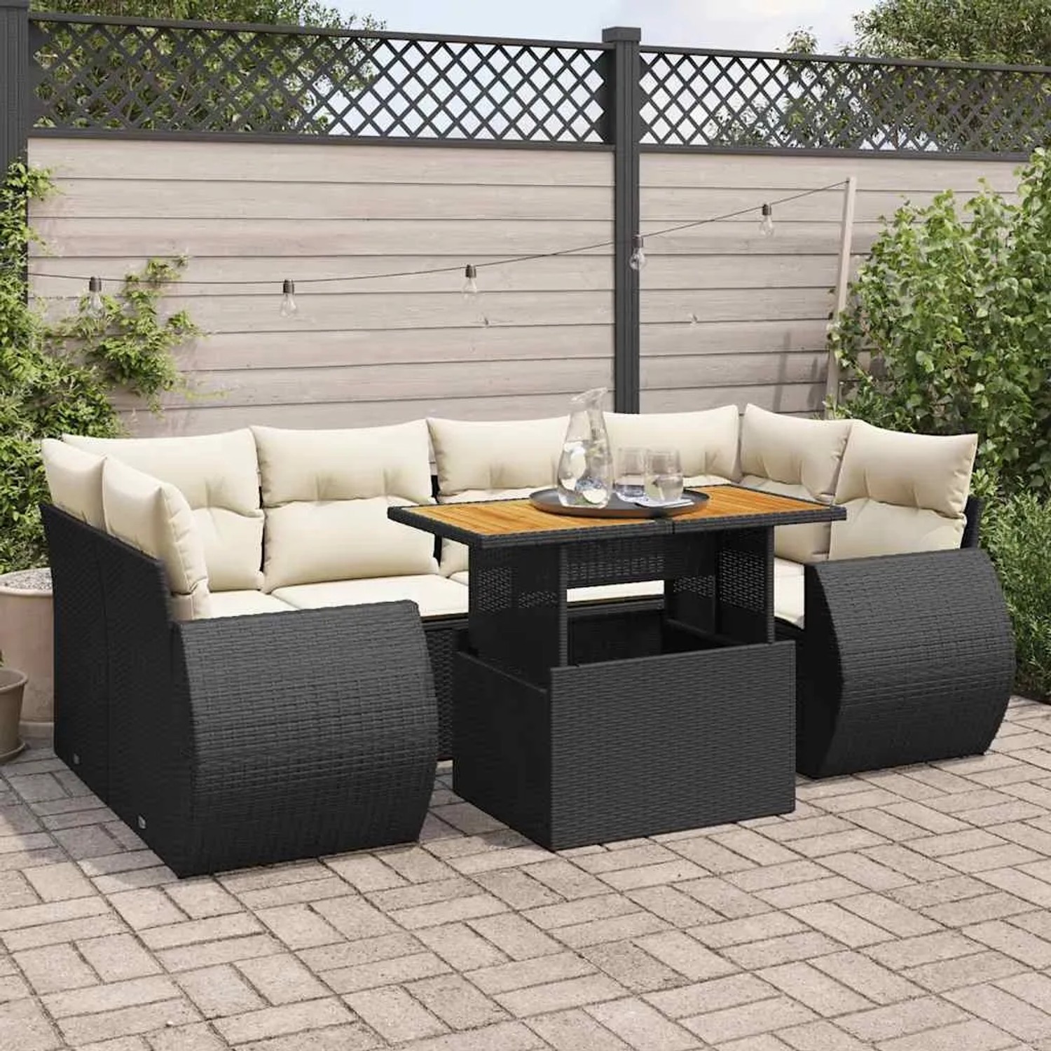 Schwarze 7-tlg. vidaXL Garten-Sofagarnitur aus Rattan mit cremefarbenen Kissen und höhenverstellbarem Tisch.