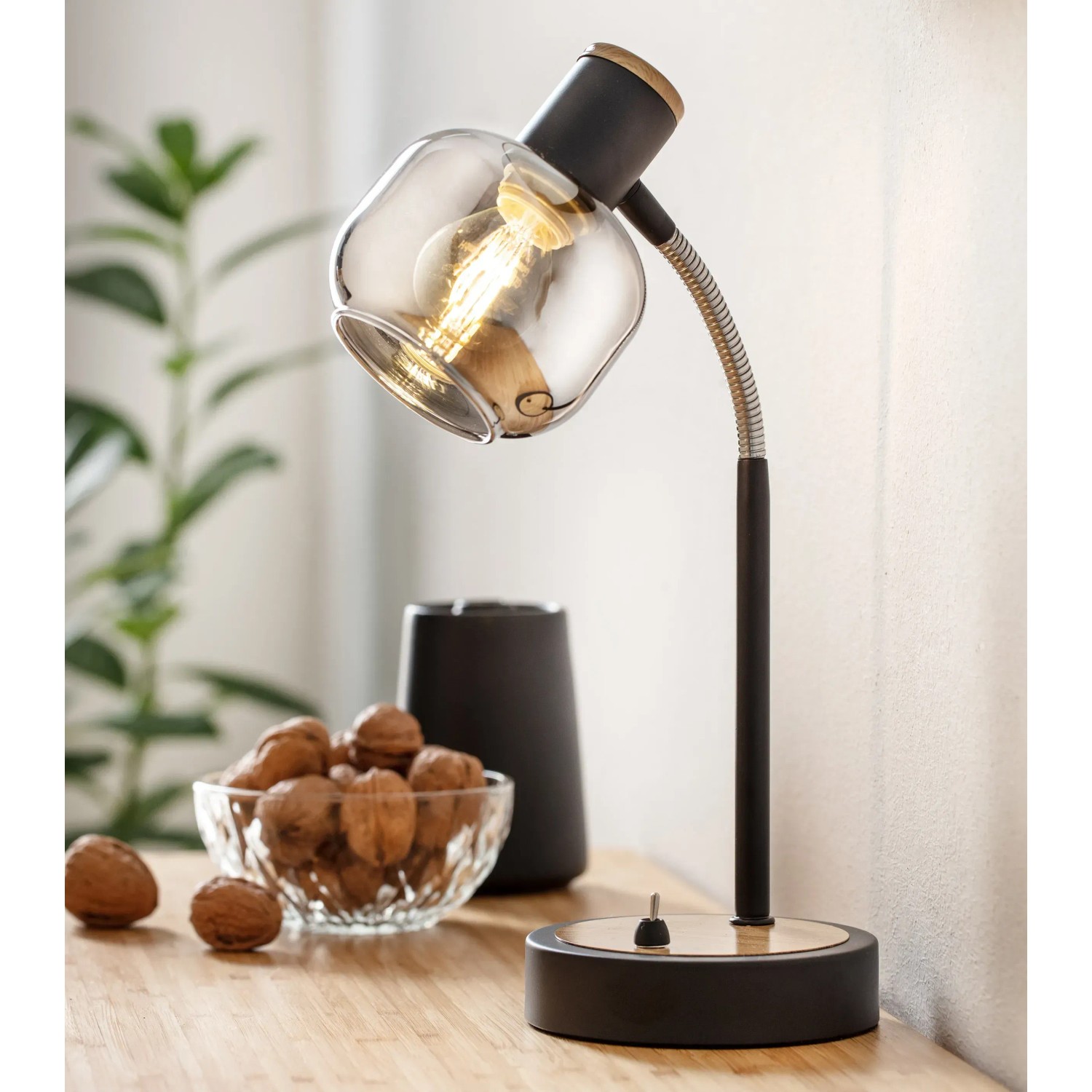 Näve Tischleuchte Fumoso, 39 cm, Design-Tischlampe mit getöntem Glas und schwarzem Fuß.