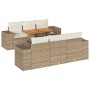 Beige 7-tlg. Garten-Sofagarnitur aus Polyrattan mit Tisch und cremeweißen Kissen.