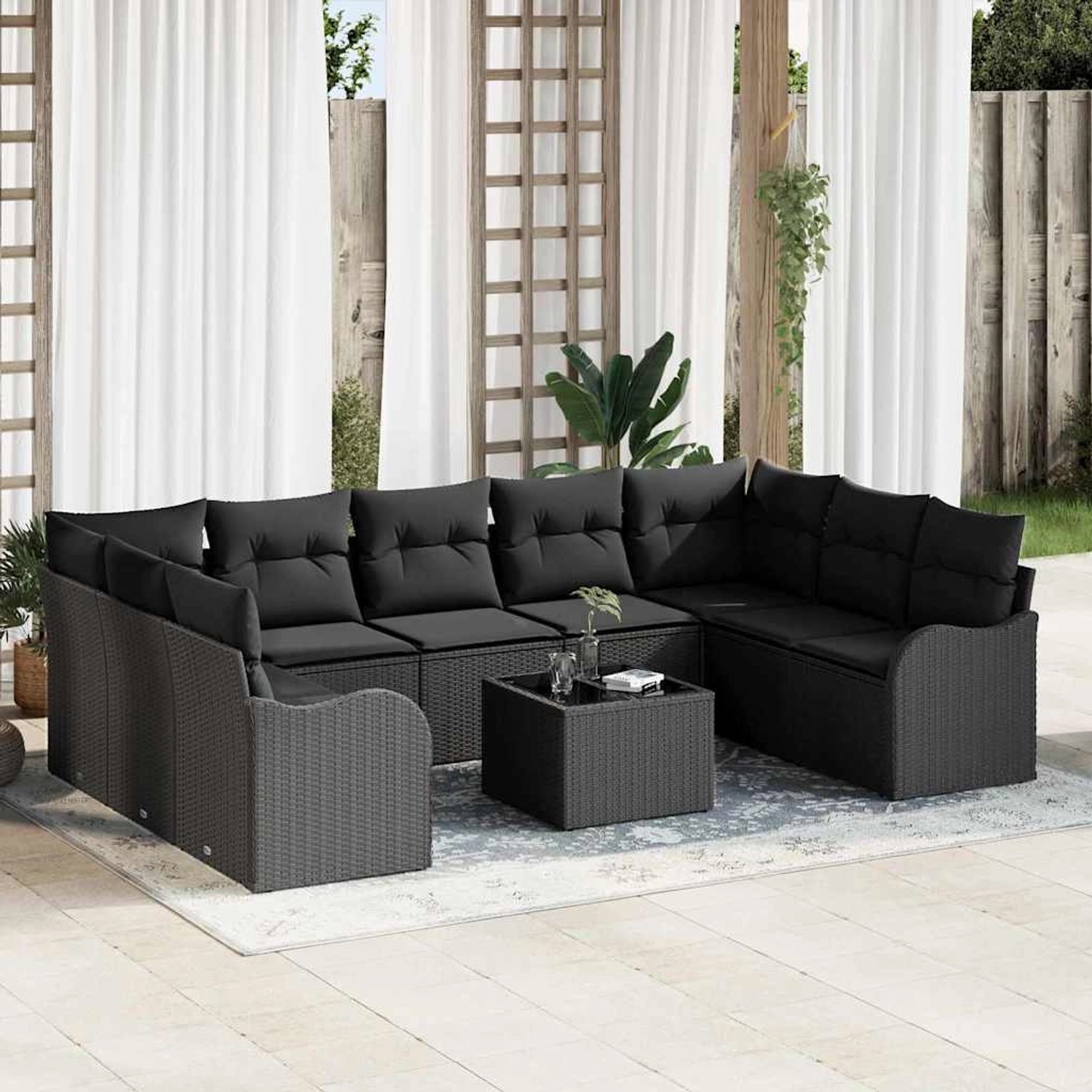 Schwarzes 10-teiliges vidaXL Garten-Sofa-Set aus Poly Rattan mit Kissen und Tisch.