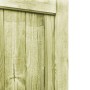 Nahaufnahme von grün imprägniertem Kiefernholz, das die Maserung eines robusten Gartentors zeigt.