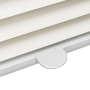 Detailaufnahme: Beige Sekey Plissee Faltrollo mit Bedienelement für Fenstervorhänge.