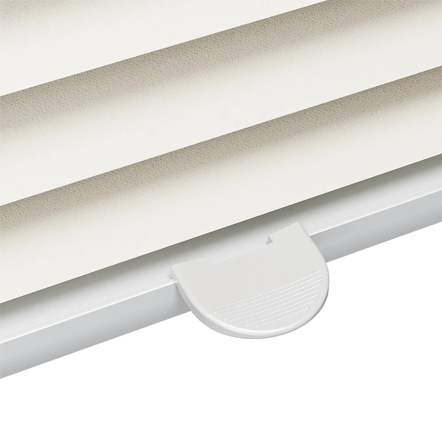 Detailaufnahme: Beige Sekey Plissee Faltrollo mit Bedienelement für Fenstervorhänge.