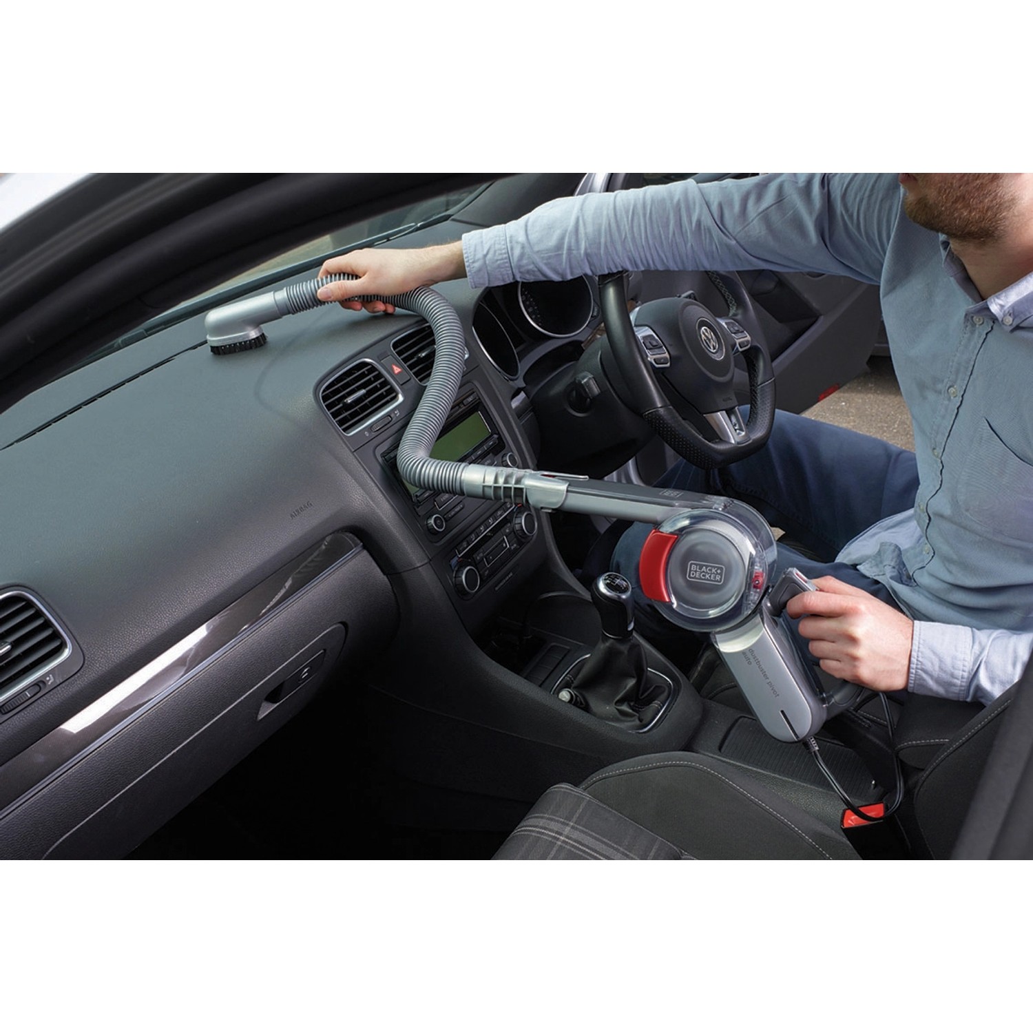 Black+Decker Dustbuster Pivot Autosauger (12V) im Einsatz zur Reinigung des Armaturenbretts.