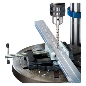 LUX Maschinenschraubstock (80mm) im Einsatz mit Bohrmaschine beim Bohren eines Werkstücks.