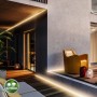Brilo Outdoor LED-Strip: Warmweißes Lichtband beleuchtet Terrasse und Fassade.