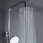 Edelstahl Duschsystem mit runder Regendusche und Handbrause im Betrieb.