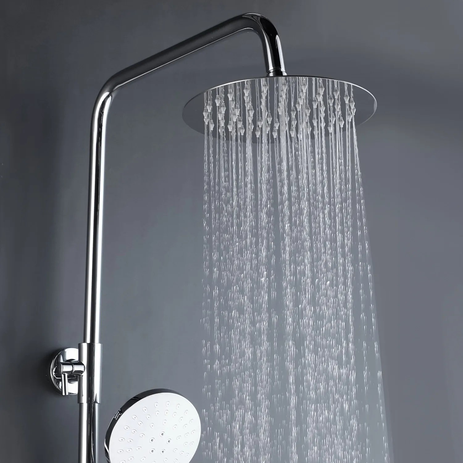 Edelstahl Duschsystem mit runder Regendusche und Handbrause im Betrieb.