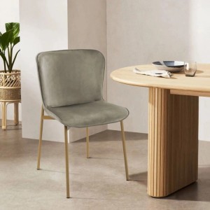 Eleganter Esszimmerstuhl Svita Mary in Taupe-Samt mit goldfarbenen Beinen. Polsterstuhl ohne Armlehnen für modernes Esszimmer.