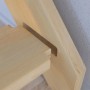 Detailaufnahme: StarWood Treppe Korfu Fichte, gerade, mit Setzstufen und Holz-Design-Geländer links.