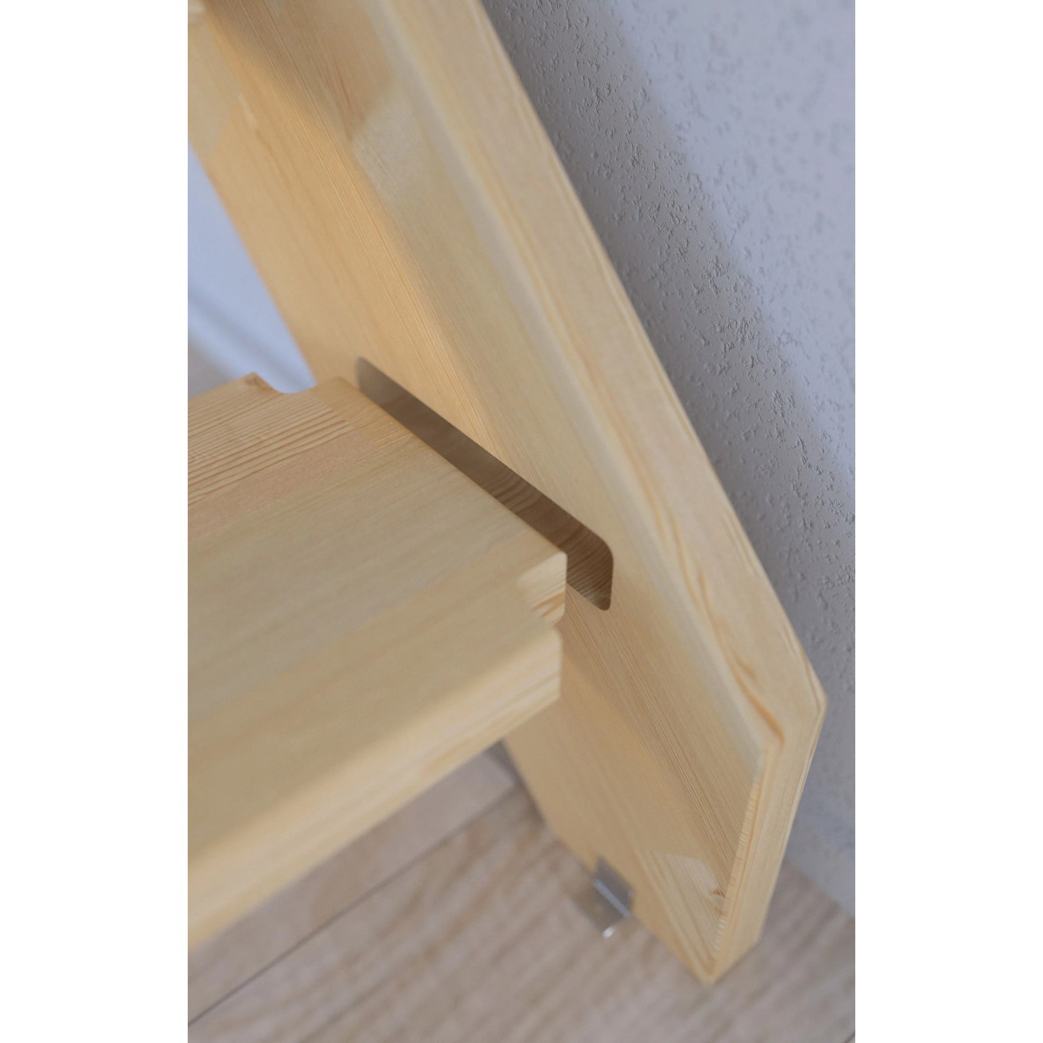 Detailaufnahme: StarWood Treppe Korfu Fichte, gerade, mit Setzstufen und Holz-Design-Geländer links.