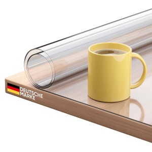Transparente Björn&Schiller Tischschutzfolie (100x200 cm) auf Tisch mit Tasse.