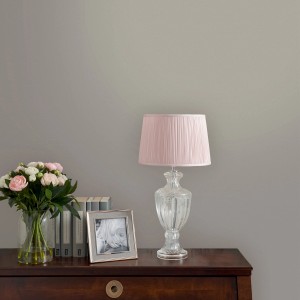 Wand in Pale French Grey Grau von Laura Ashley mit Lampe, Blumen und Bilderrahmen.
