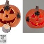 Oranger Halloween-Kürbis mit geschnitztem Gesicht, schwarzen Spinnen und warmem Licht. Dekorative Figur, batteriebetrieben.