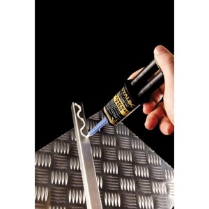 Hand trägt beigen Staloc 2K-Klebstoff Power 703 mit Mischer auf ein Metallprofil auf. Starker Strukturkleber für Metall.