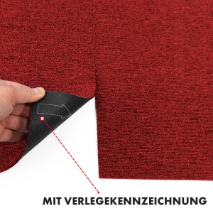 Rote KARAT Teppichfliese Moscow meliert, 50x50 cm, mit Hand die Rückseite anhebend.