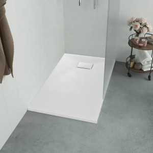 Weiße, rechteckige Duschwanne 120x70 cm mit niedrigem Einstieg und modernem Ablauf im Badezimmer.