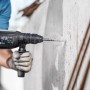 Bosch Hammerbohrer SDS Plus-3 im Einsatz beim Bohren in Betonwand.