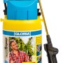 Gloria AutoPump Set, gelbes Drucksprühgerät mit Akku-Pumpe und Messing-Sprühlanze.