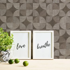 Graue Vlies Tapete mit Vintage-Muster im geometrischen Stil. Dekorative Wandgestaltung für Wohnräume.