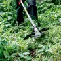 Metabo Freischneider-Aufsatz MA-FS 40 im Einsatz beim Trimmen von Gras und Gestrüpp.