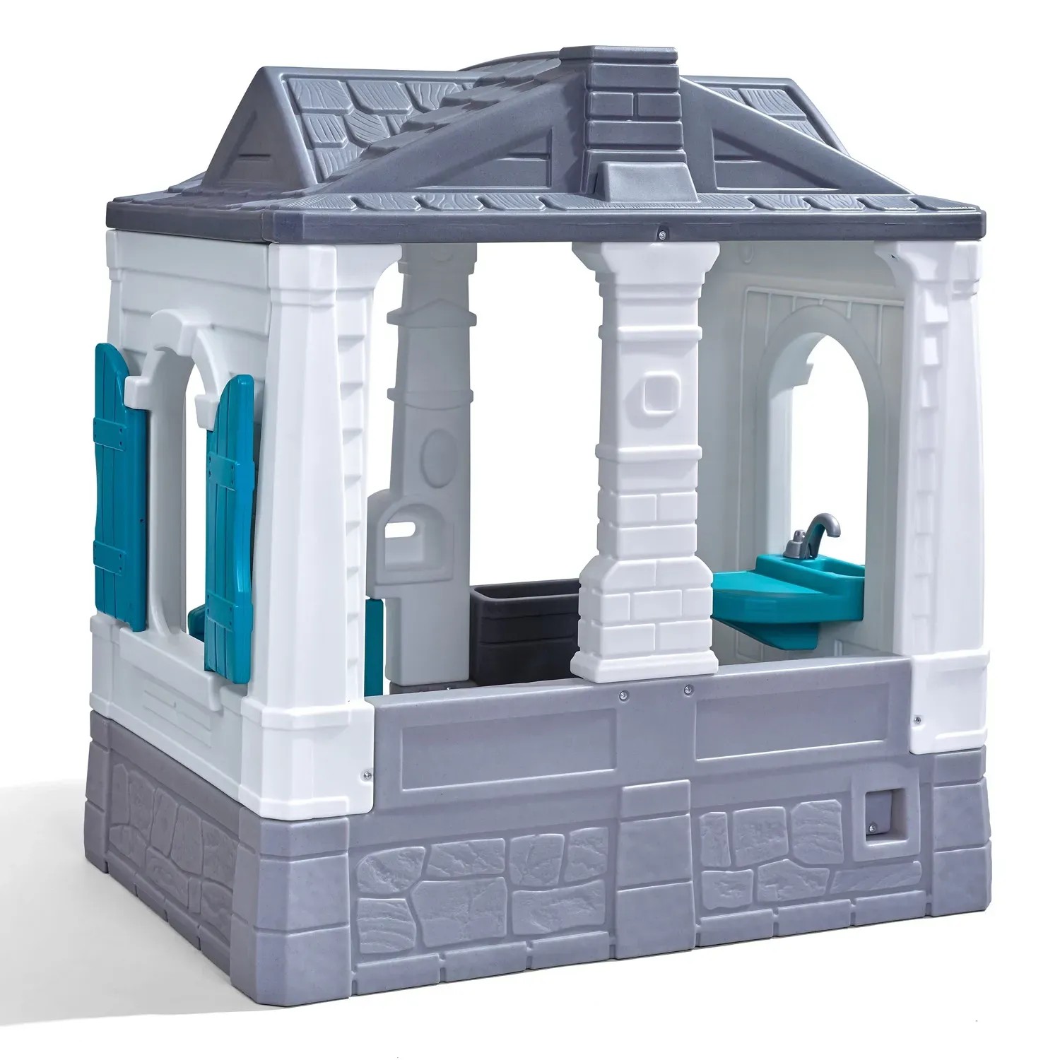 Step2 Spielhaus Neat & Tidy Cottage Homestyle Edition mit grauen Dach und blauen Fensterläden.