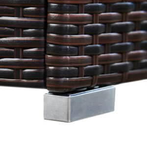 Detailaufnahme: Dunkelbraune Rattan-Gasflaschenabdeckung mit silbernem Fuß.