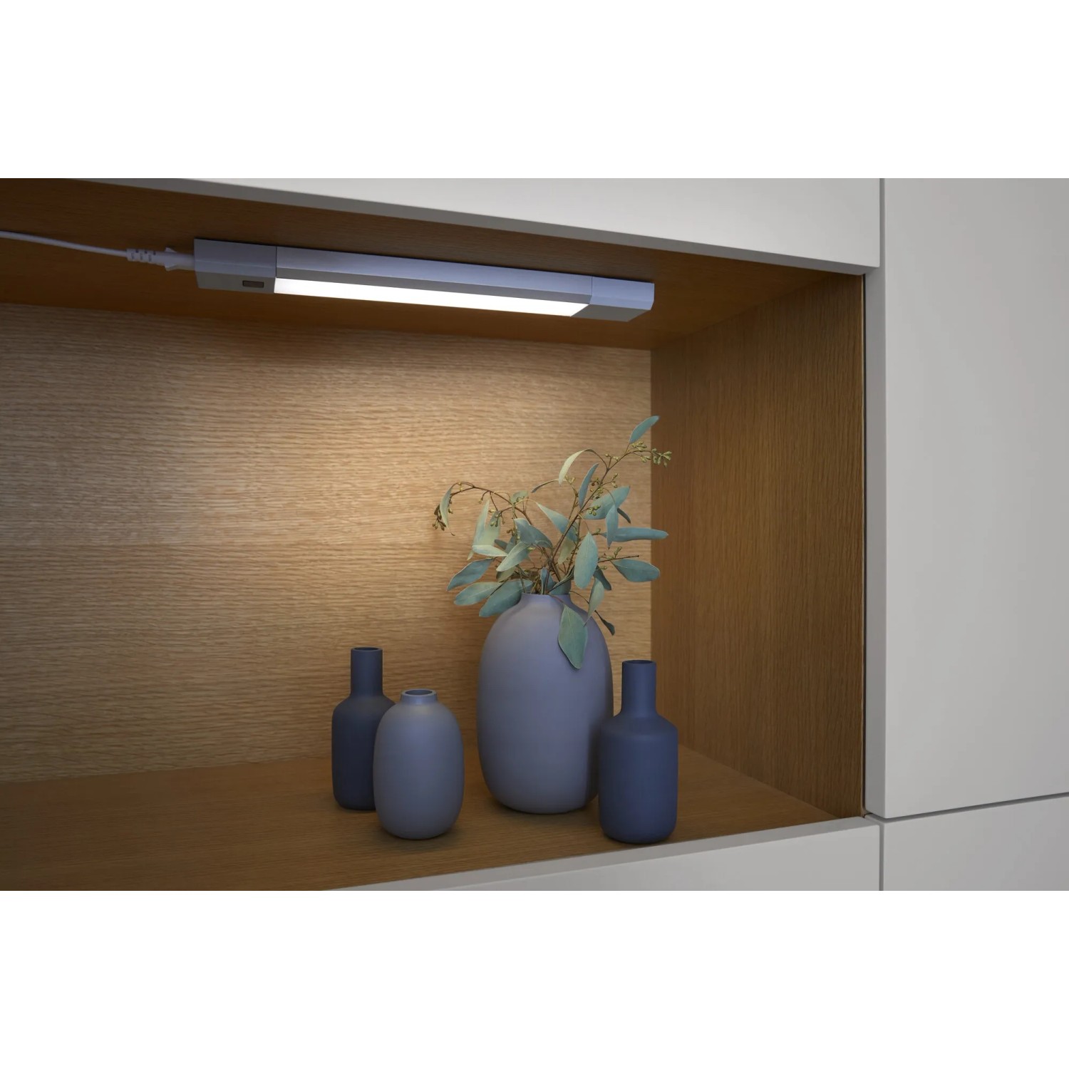 Ledvance LED-Unterbauleuchte Linear Slim 30 cm, silbernes Aluminiumgehäuse, warmweißes Licht.