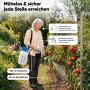 Frau sprüht Pflanzen im Garten mit weiß-blauem Björn&Schiller 5L Drucksprüher. Mit Schultergurt & langer Lanze.