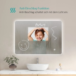 Emke Badspiegel LED 80x60 mit Antibeschlag, Kaltweiß. Mädchen zeichnet auf beschlagenen Spiegel.