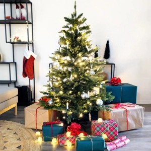 Svita künstlicher Weihnachtsbaum, 210 cm, grün, dicht benadelt, festlich dekoriert mit Lichtern und Geschenken.