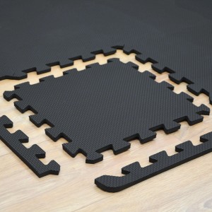 Schwarzes eyepower Bodenschutzmatten 18er Set (30x30x1cm) als Puzzlematten für Werkstatt, Garage oder Gartenhaus.