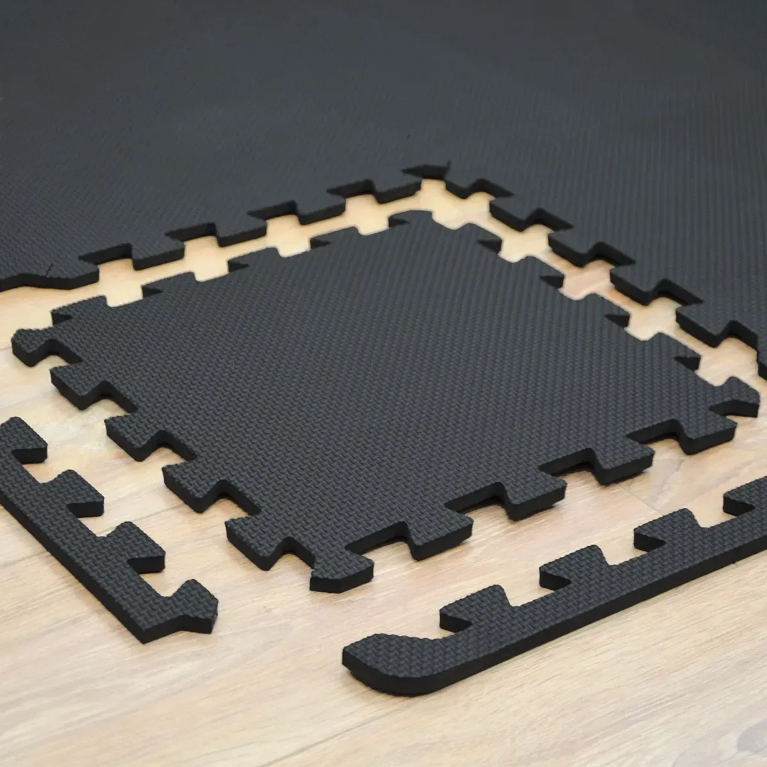 Schwarzes eyepower Bodenschutzmatten 18er Set (30x30x1cm) als Puzzlematten für Werkstatt, Garage oder Gartenhaus.