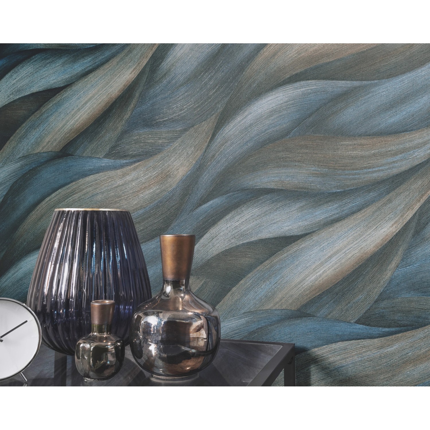 Erismann Vliestapete Casual Chic Wellen Stormy Blau im Raum mit Deko.