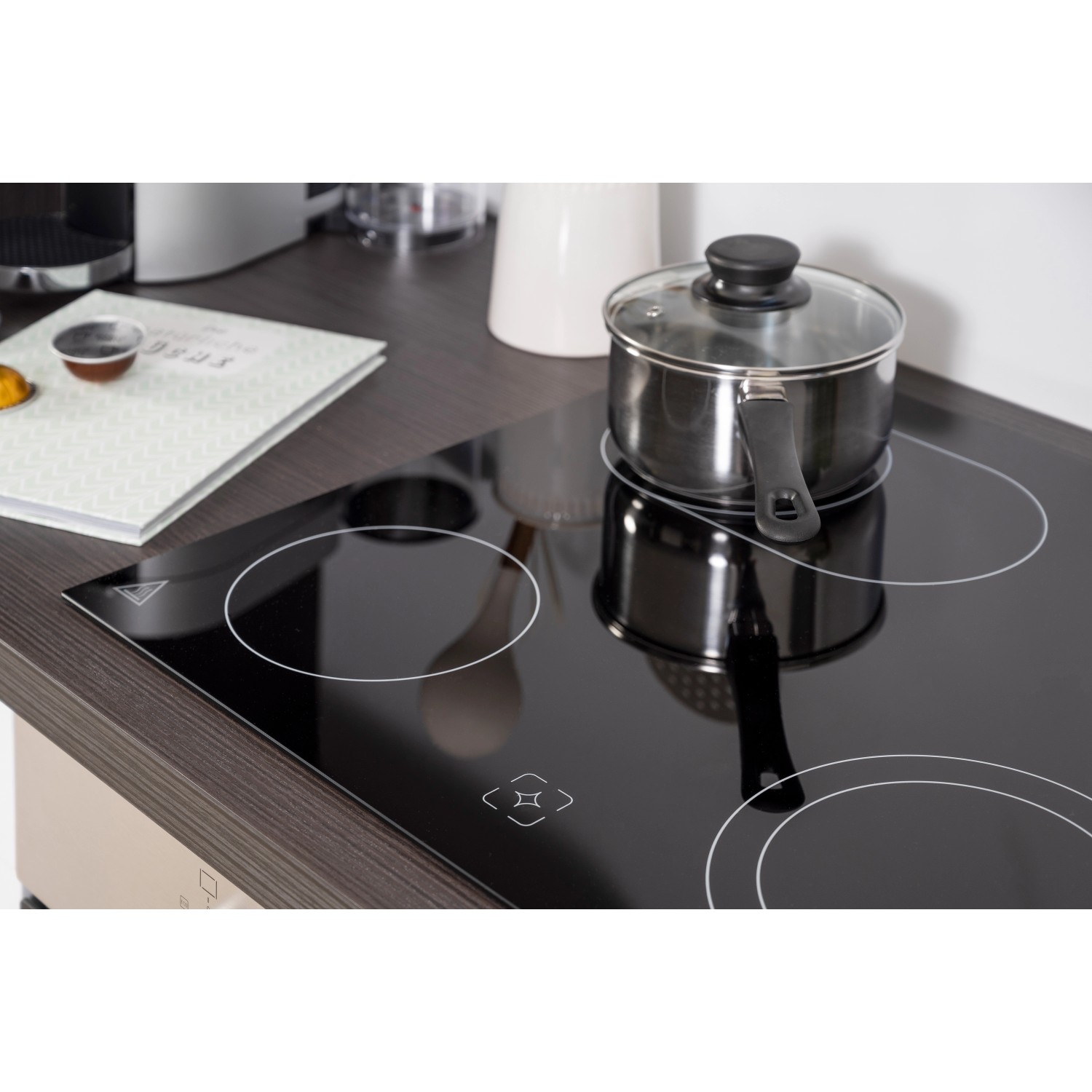 Detailaufnahme Glaskeramikkochfeld der Respekta Premium Küchenzeile mit Topf.