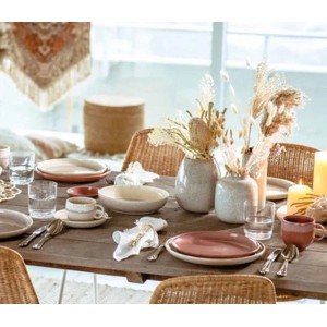 Beige like. by Villeroy & Boch Vase Shoulder (15,5 cm) als Tischdeko mit Geschirr und Trockenblumen.