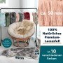KARAT Schaffelle in verschiedenen Farben und Größen, z.B. rosa, auf Stuhl und Kleiderständer.