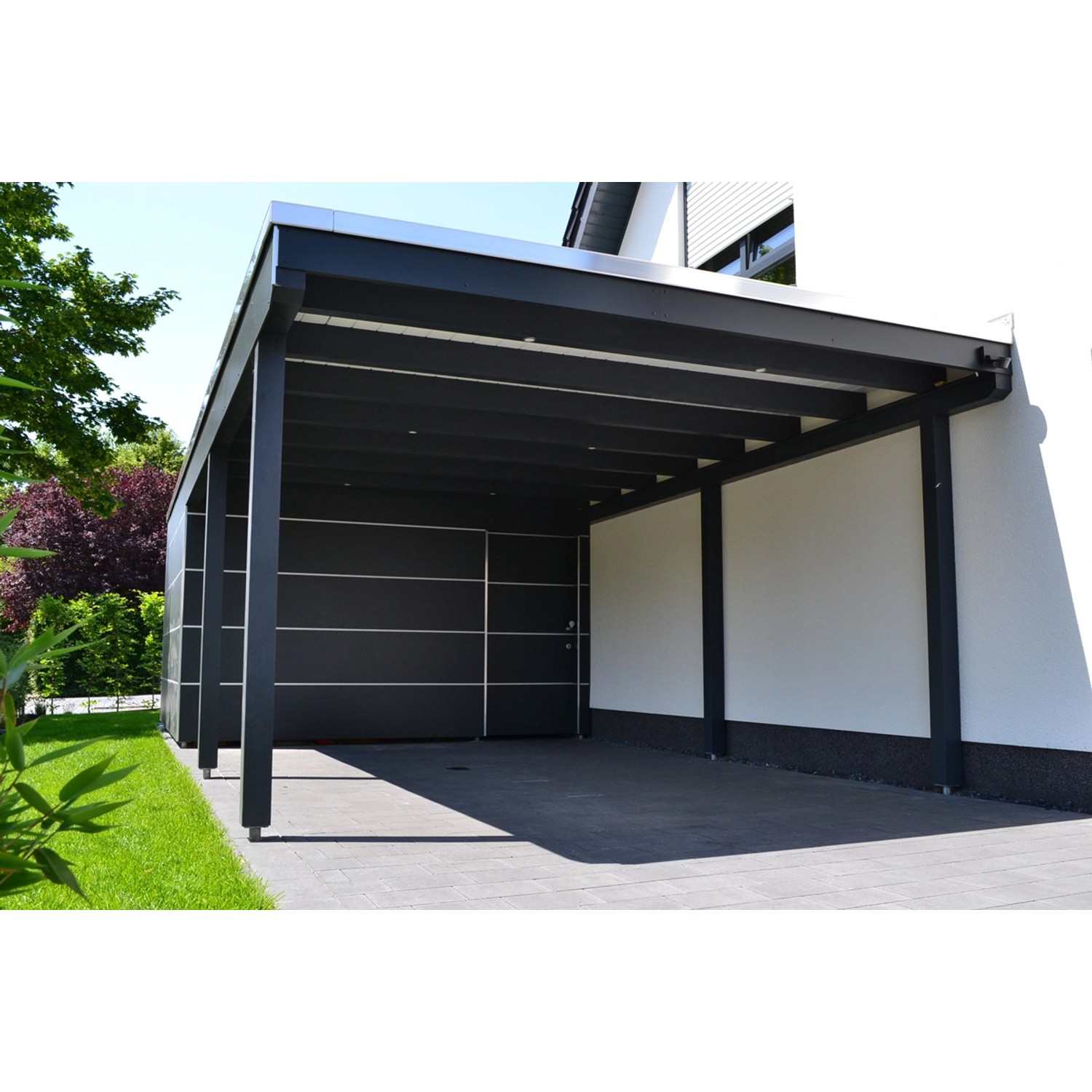 Anthrazitfarbene Kompaktplatte 280x130x0,6 cm als Wandverkleidung für Carport.