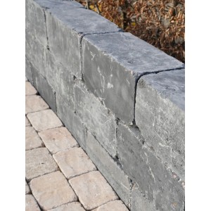 Diephaus Mauerstein Collo Basalt, dunkelgrau, mit gebrochenen Kanten, als Gartenmauer neben Pflasterweg.