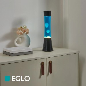 Moderne Eglo LED-Lavatischleuchte in Schwarz mit blauer Flüssigkeit und weißem Wachs auf einem Sideboard.