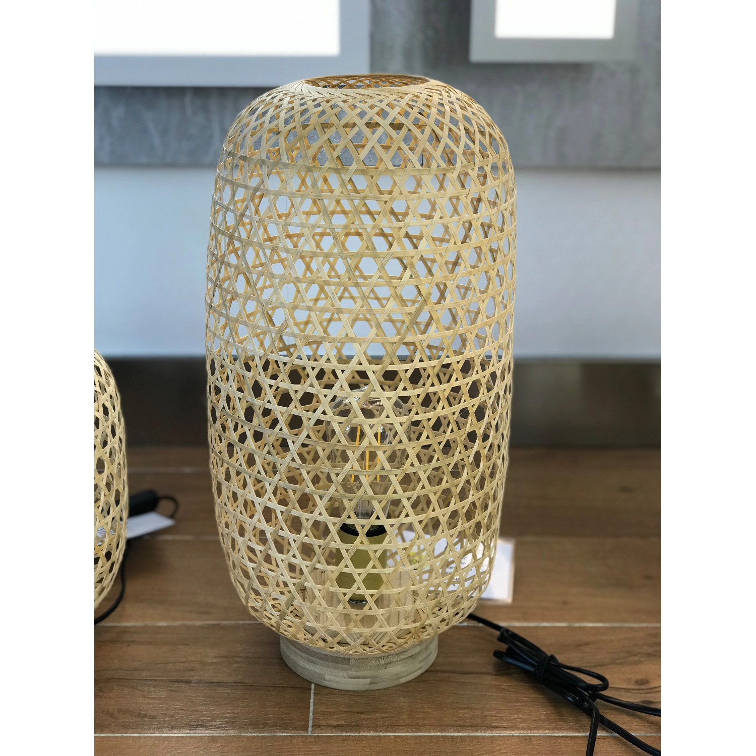 Globo Tischlampe Mirena aus Bambusgeflecht, naturfarben, für E27 Leuchtmittel. Schreibtischlampe im Retro-Look.