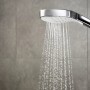 Hansgrohe Croma Select E Vario Handbrause, 3 Strahlarten, Weiß-Chrom, mit laufendem Wasser.