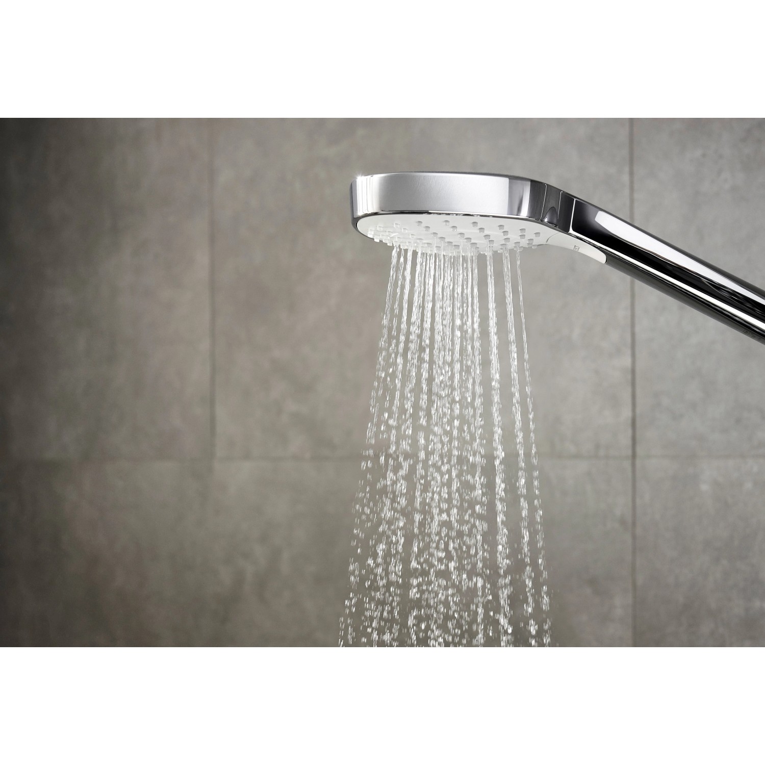 Hansgrohe Croma Select E Vario Handbrause, 3 Strahlarten, Weiß-Chrom, mit laufendem Wasser.