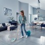 Frau wischt Boden mit Leifheit Power Mop 3 in 1. Reinigungsgerät mit Mikrofaser für Fliesen und Steinböden.