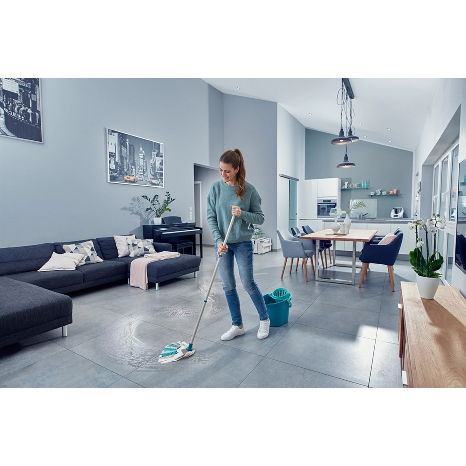 Frau wischt Boden mit Leifheit Power Mop 3 in 1. Reinigungsgerät mit Mikrofaser für Fliesen und Steinböden.