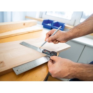 LUX Digitaler Winkelmesser 40 cm in Nutzung auf Holzbrett mit Bleistift.