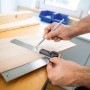 LUX Digitaler Winkelmesser 40 cm in Nutzung auf Holzbrett mit Bleistift.