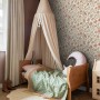 Kinderzimmer mit ESTAhome Blumentapete in Terrakotta, Grün und Weiß. Dekorative Vliestapete.