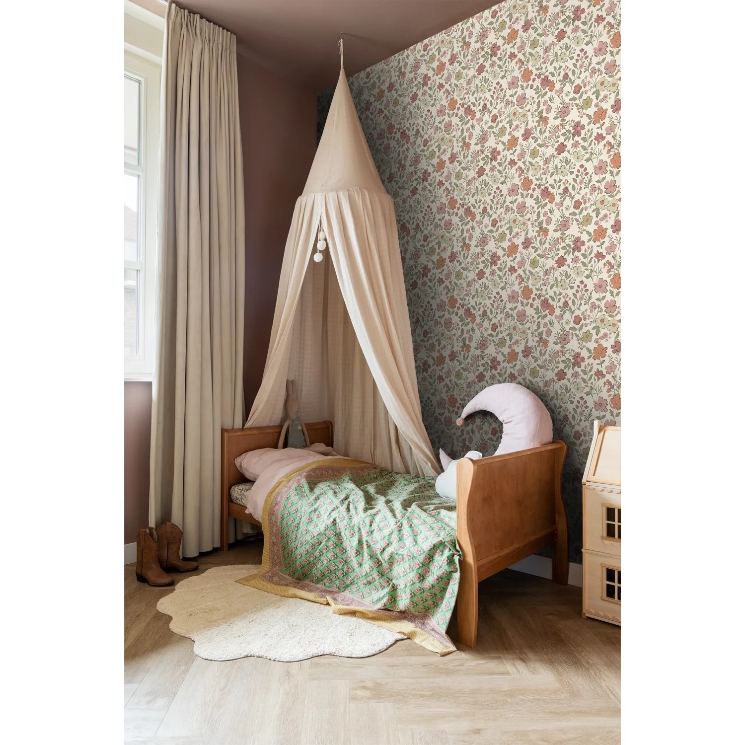 Kinderzimmer mit ESTAhome Blumentapete in Terrakotta, Grün und Weiß. Dekorative Vliestapete.